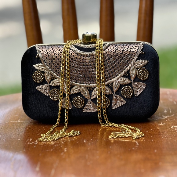 BLACK CLUTCH PURSE WITH CROSSBODY CHAIN - Picture 1 of 4